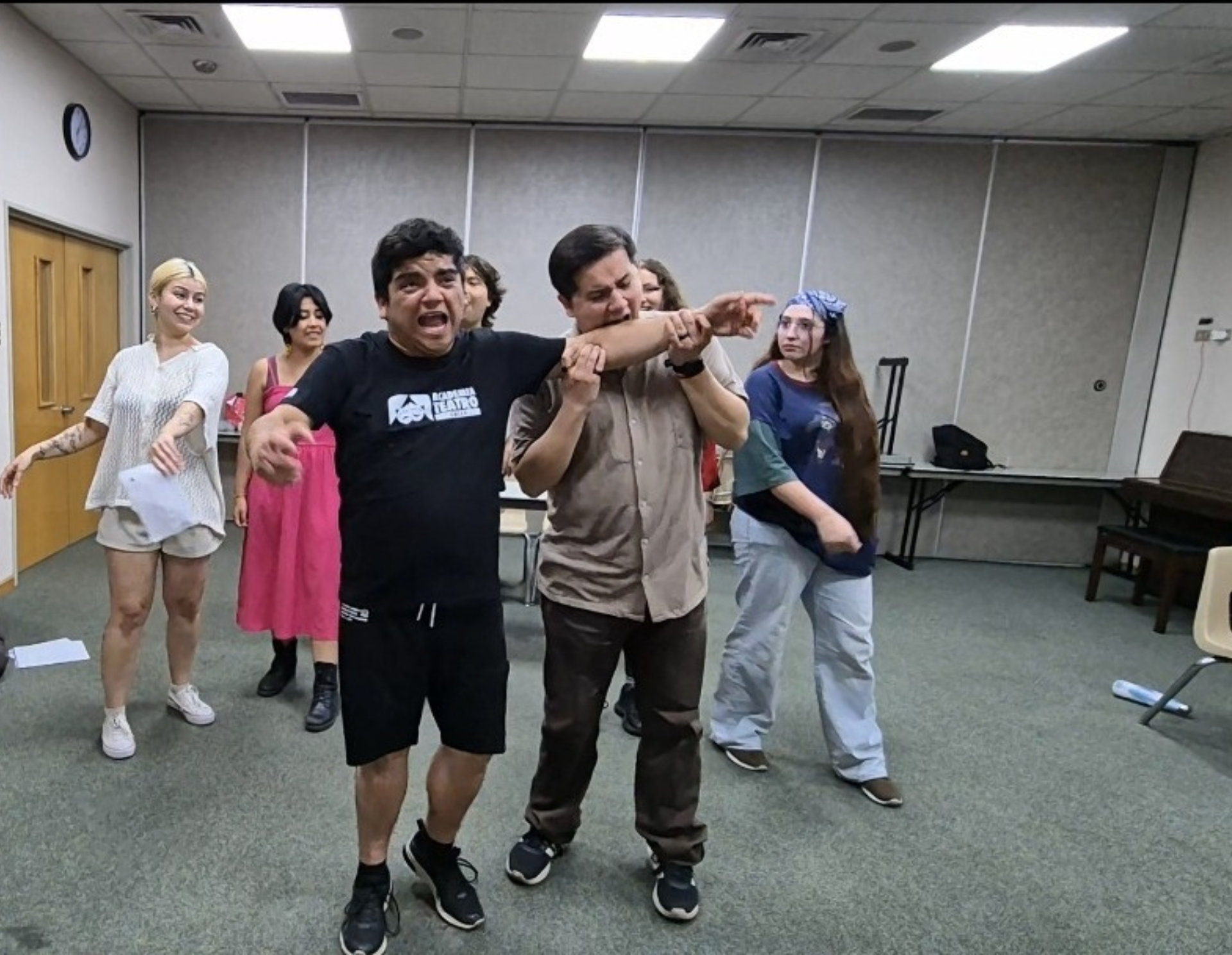 NI TAN BELLA, NI TAN BESTIA