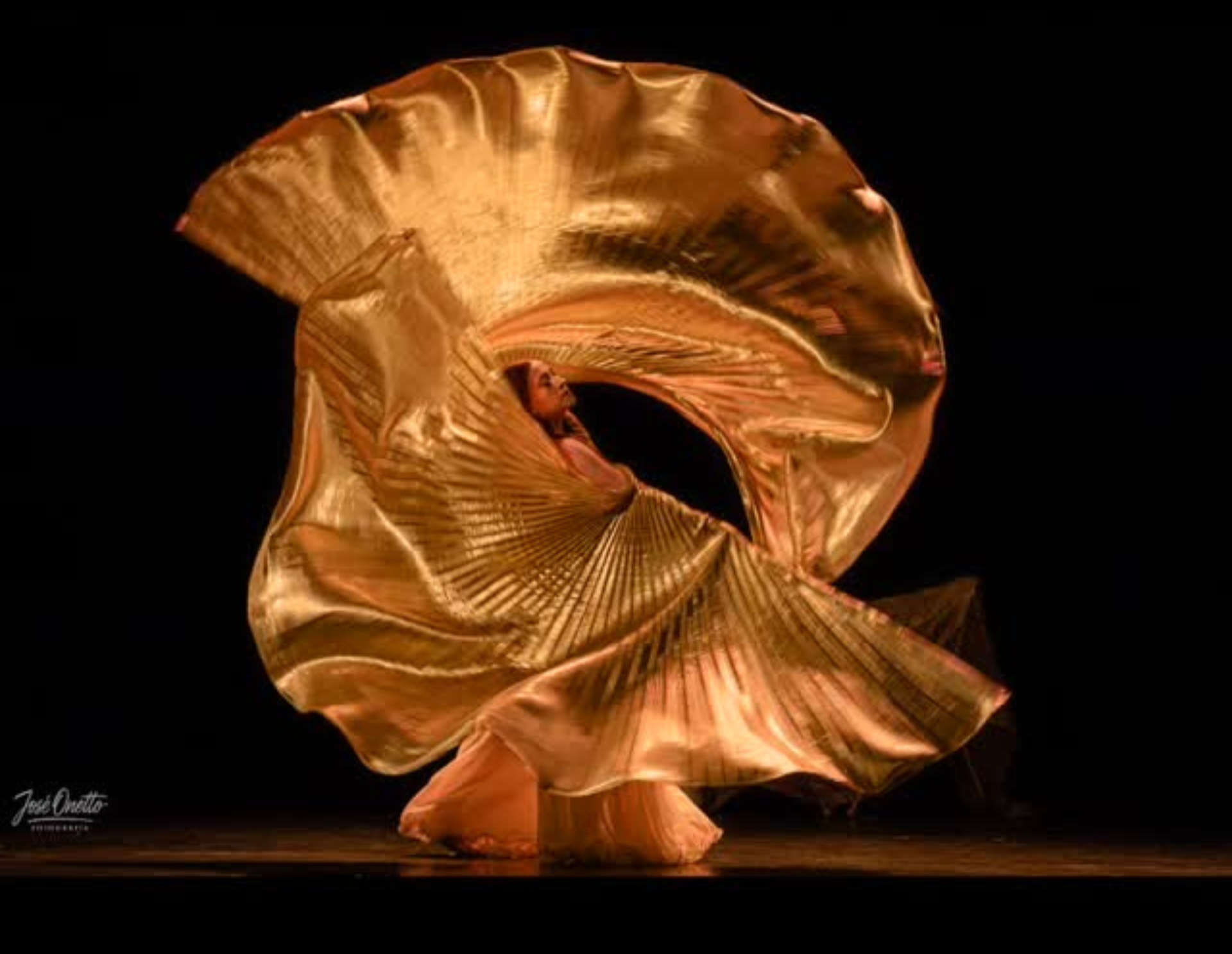 DANZA ENTRE DOS MUNDOS